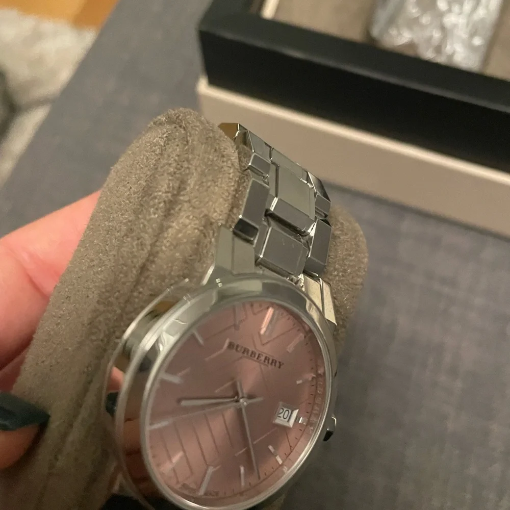 🌸BURBERRY WATCH - ROSE GOLD FACE - Picture 8 of 8